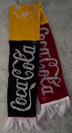 9542-1 € 4,00 coca cola sjaal - das rood geel zwart.jpeg